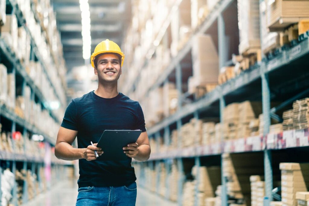 funcionario checando mercadorias em um depósito