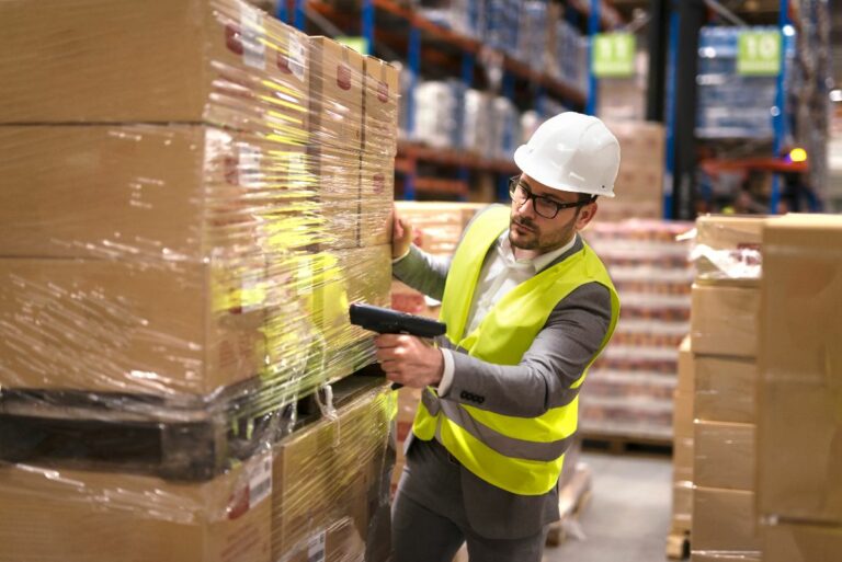 homem scaneando remessa de produtos em depósito