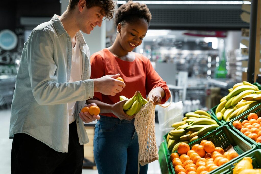 casal feliz fazendo compras no supermercado