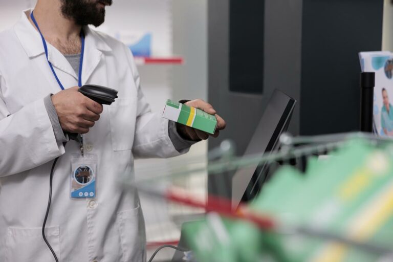 Farmacêutico segurando scanner de loja que lê os códigos de barras de todos os medicamentos 